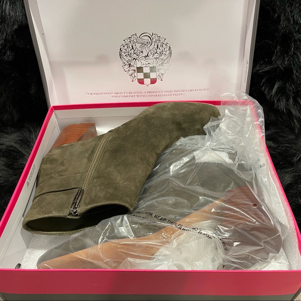 Vince Camuto Laiken Wedged-heel Ankle Bootie Green Lux Suede Sz91/2 NEW. IN BOX - Picture 2 of 13